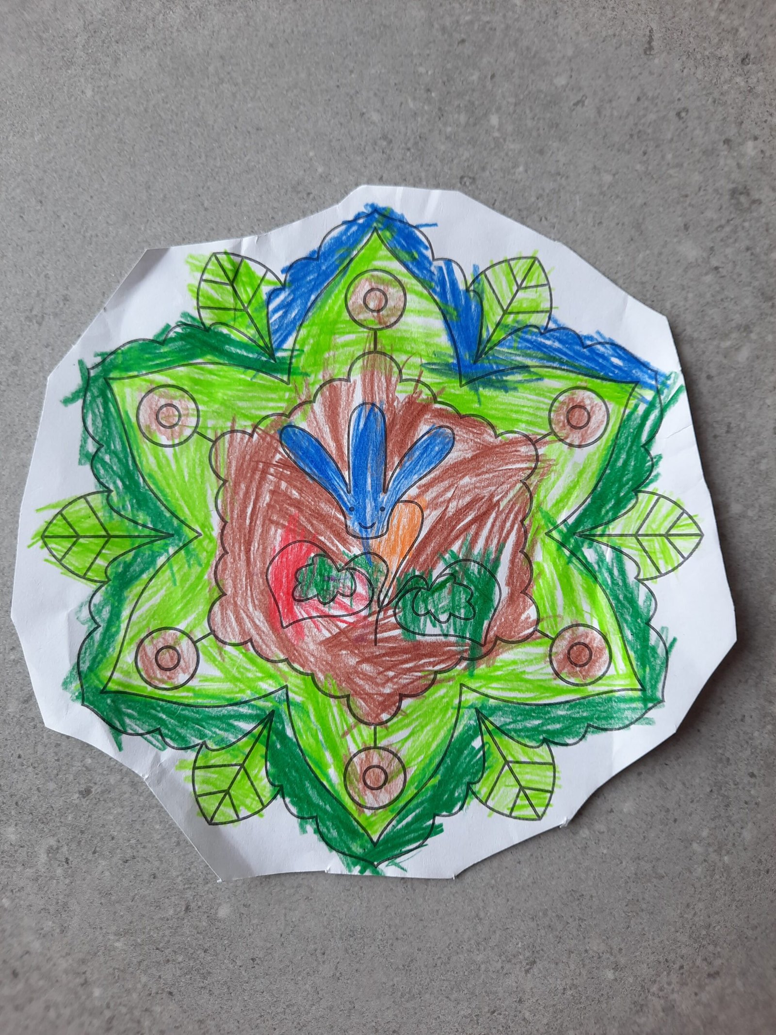 Un gruppo di animali del bosco si riunisce per esplorare un luogo misterioso e incantato.